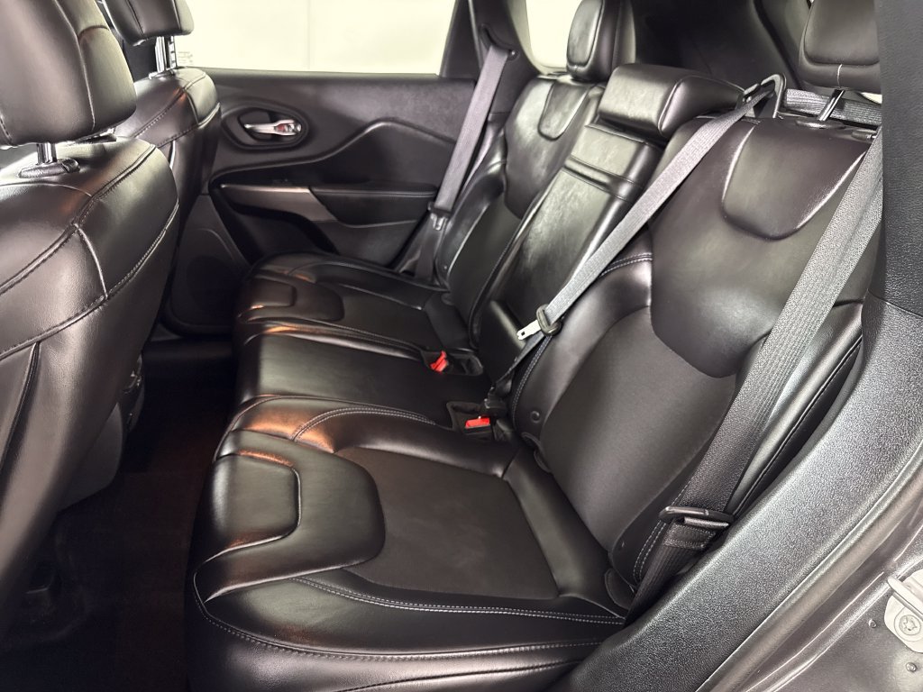 Used 2019 Jeep Cherokee Latitude Plus w/ Comfort/Convenience Group AWD/4WD image 13