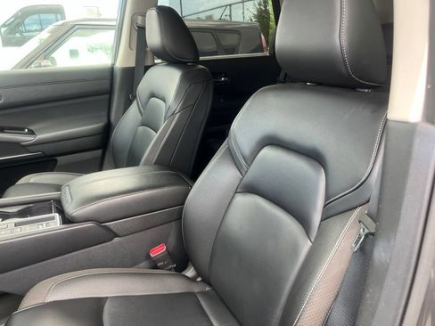 Used 2025 Nissan Pathfinder SL FWD image 8