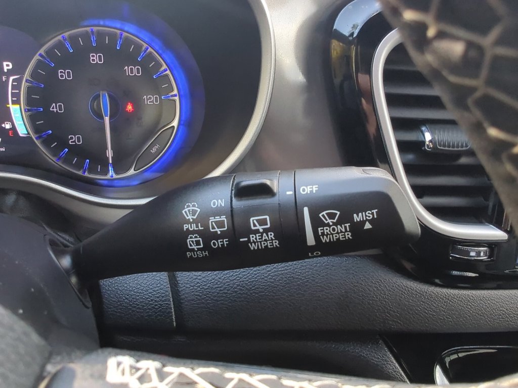 Used 2025 Chrysler Pacifica Select FWD image 36
