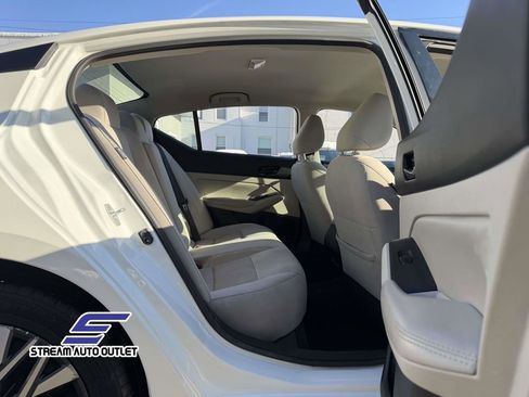 Used 2024 Nissan Altima 2.5 SV image 16