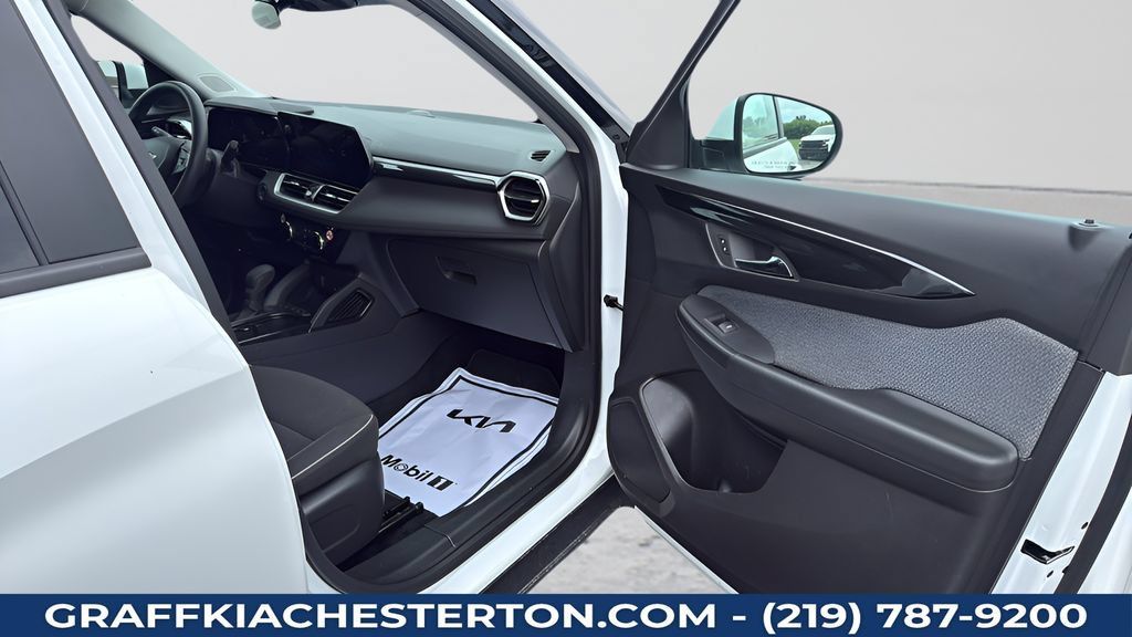 Used 2025 Chevrolet TrailBlazer LT AWD/4WD image 24