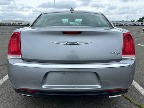 Used 2015 Chrysler 300 C RWD image 4