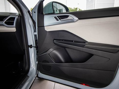 Certified 2025 Volkswagen Taos SE image 17