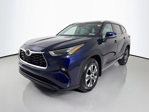 Used 2022 Toyota Highlander XLE AWD/4WD image 3