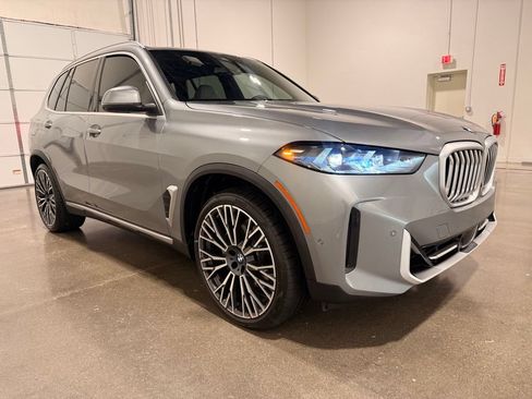 Used 2025 BMW X5 xDrive40i w/ Premium Package AWD/4WD image 3