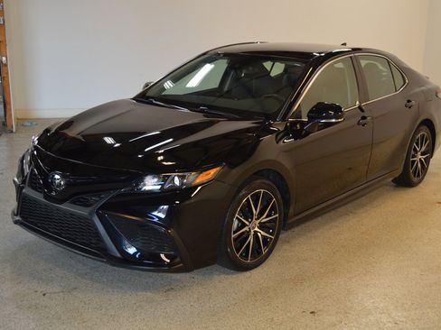 Used 2023 Toyota Camry SE image 7