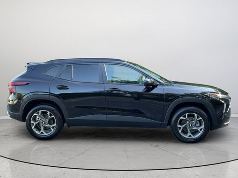 Used 2025 Chevrolet Trax LT FWD image 6