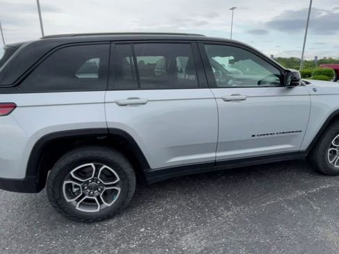 Used 2022 Jeep Grand Cherokee Trailhawk w/ Advanced Protech Group II AWD/4WD image 8