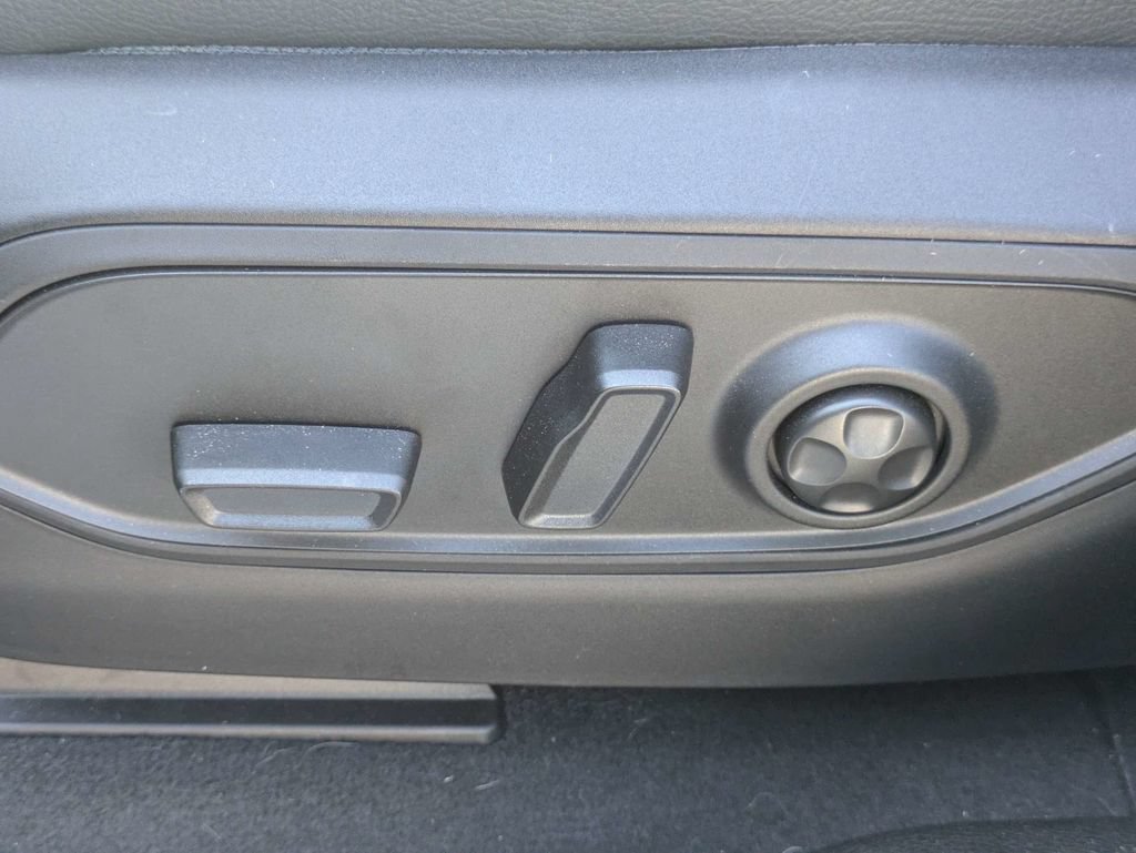 Used 2025 Jeep Grand Cherokee Altitude RWD image 21
