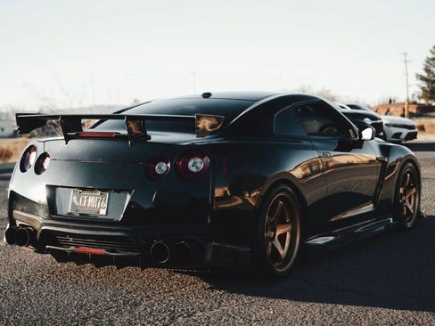 Used 2019 Nissan GT-R Premium w/ Premium Interior Package image 7