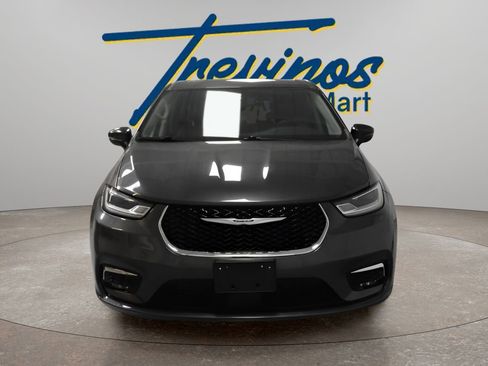 Used 2023 Chrysler Pacifica Touring-L FWD image 4