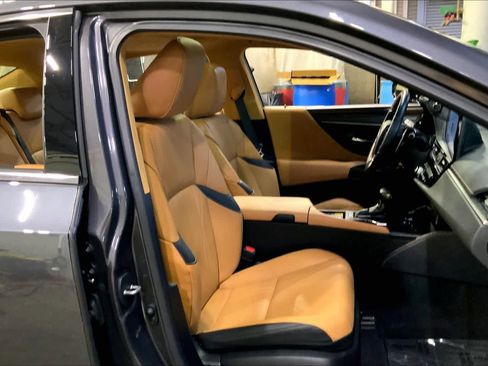 Used 2025 Lexus ES 300h w/ Luxury Package image 8