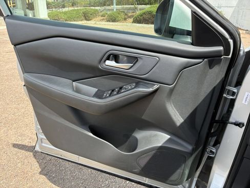 Used 2025 Nissan Rogue SV FWD image 15