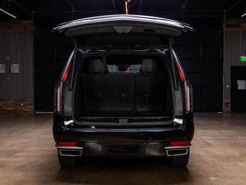 Used 2023 Cadillac Escalade Premium Luxury RWD image 2