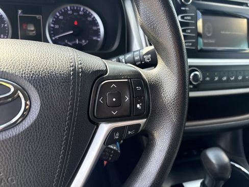 Used 2019 Toyota Highlander LE AWD/4WD image 19