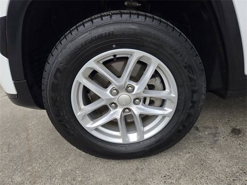 Used 2023 Jeep Grand Cherokee L Laredo image 7