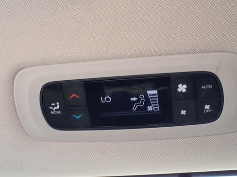 Used 2023 Chrysler Pacifica Touring-L FWD image 14