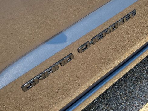 Used 2019 Jeep Grand Cherokee Altitude AWD/4WD image 11