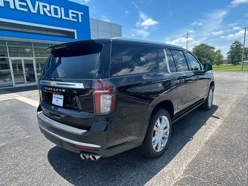 Used 2021 Chevrolet Suburban High Country RWD image 2