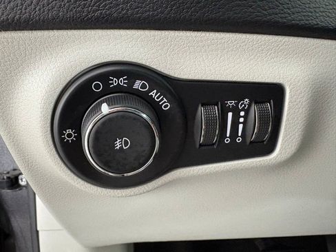 Used 2019 Jeep Compass Latitude FWD image 17