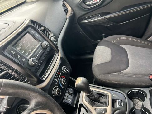 Used 2014 Jeep Cherokee Sport FWD image 11
