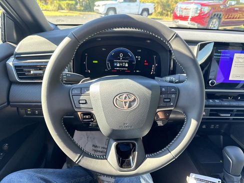New 2025 Toyota Camry Hybrid FWD image 16