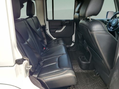 Used 2014 Jeep Wrangler Unlimited Rubicon w/ Connectivity Group AWD/4WD image 10