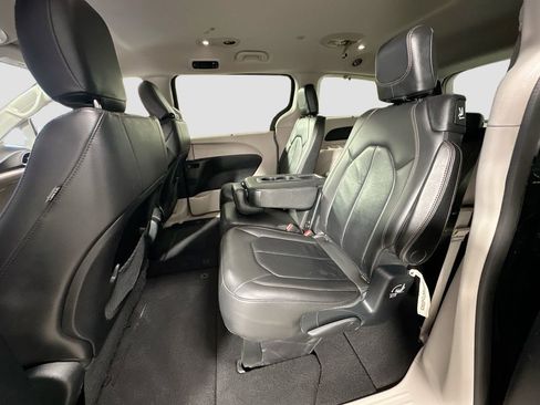 Used 2017 Chrysler Pacifica Touring-L FWD image 25