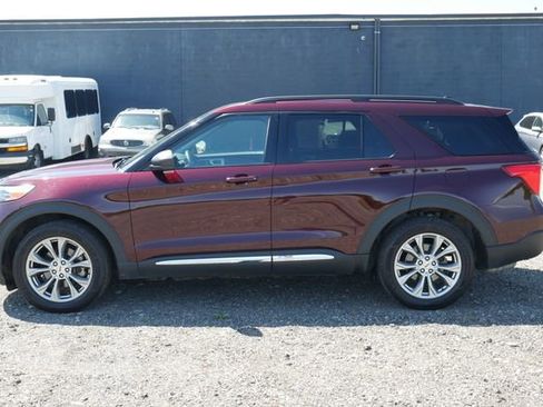 Used 2022 Ford Explorer XLT w/ Equipment Group 202A AWD/4WD image 9