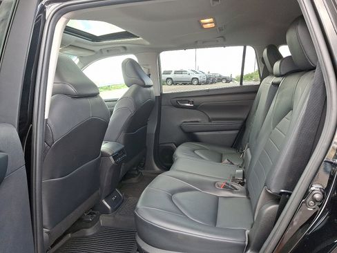 Used 2020 Toyota Highlander XLE image 11