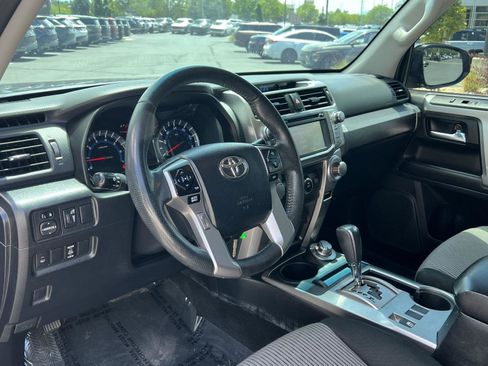 Used 2018 Toyota 4Runner SR5 AWD/4WD image 28