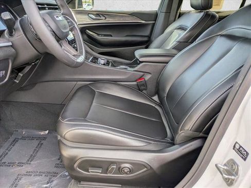 Used 2025 Jeep Grand Cherokee Limited w/ Black Appearance Package image 16