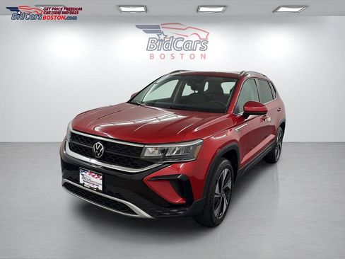 Used 2024 Volkswagen Taos SE AWD/4WD image 1