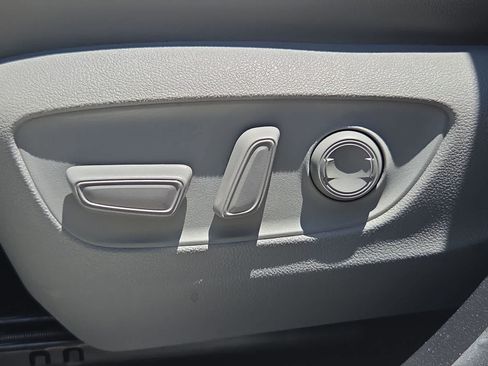 Used 2021 Toyota Highlander XLE FWD image 16