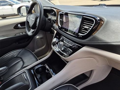 Used 2022 Chrysler Pacifica Limited FWD image 13