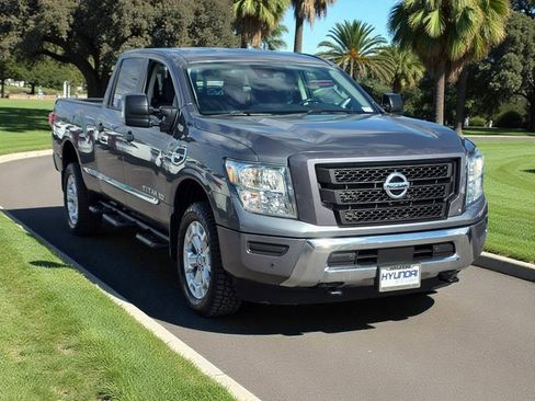 Used 2022 Nissan Titan SV w/ SV Convenience Package image 4
