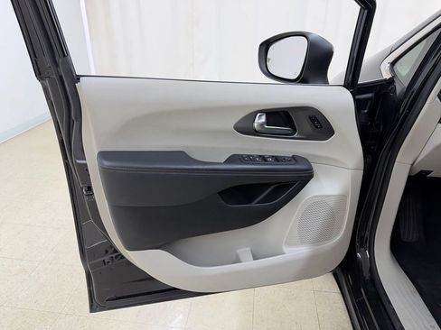 Used 2023 Chrysler Pacifica Touring-L FWD image 16
