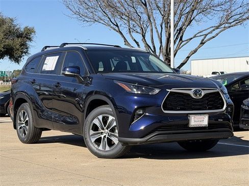 New 2026 Toyota Highlander XLE image 2