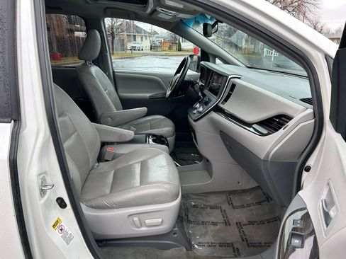 Used 2015 Toyota Sienna XLE image 27