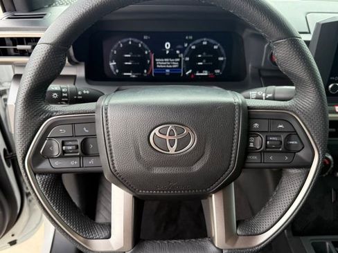 Used 2025 Toyota Tacoma TRD Sport AWD/4WD image 12