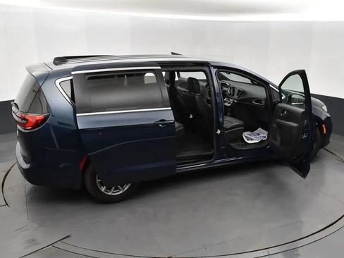 Used 2025 Chrysler Pacifica Select FWD image 6