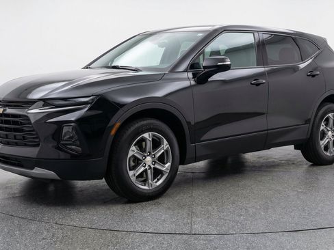 Used 2025 Chevrolet Blazer LT FWD image 3