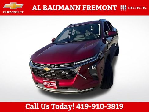 Used 2025 Chevrolet Trax LT FWD image 2