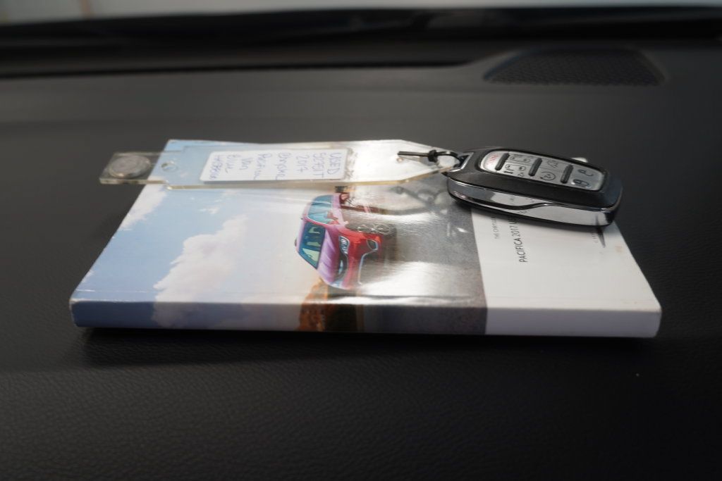 Used 2017 Chrysler Pacifica Touring FWD image 38