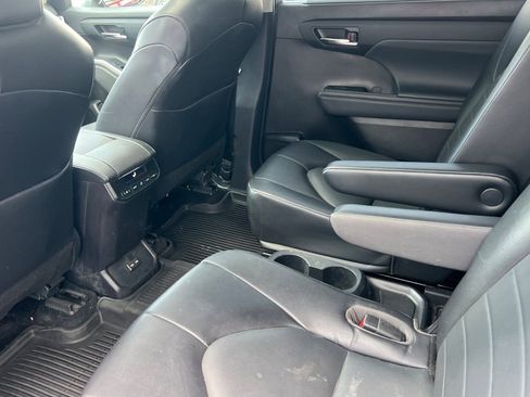 Used 2022 Toyota Highlander XLE image 9