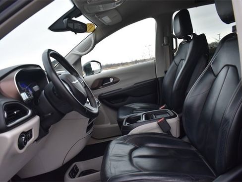 Used 2017 Chrysler Pacifica Touring-L w/ Tire & Wheel Group image 22