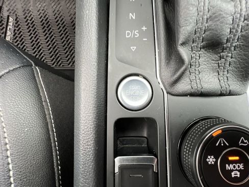 Used 2020 Volkswagen Atlas Cross Sport SEL image 17