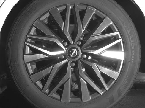 Used 2025 Nissan Altima 2.5 SV FWD image 14