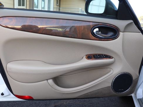 Used 2001 Jaguar XJ8 image 17