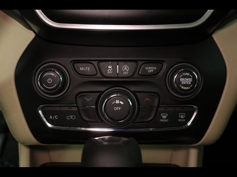 Used 2020 Jeep Cherokee Latitude w/ Cold Weather Group image 23